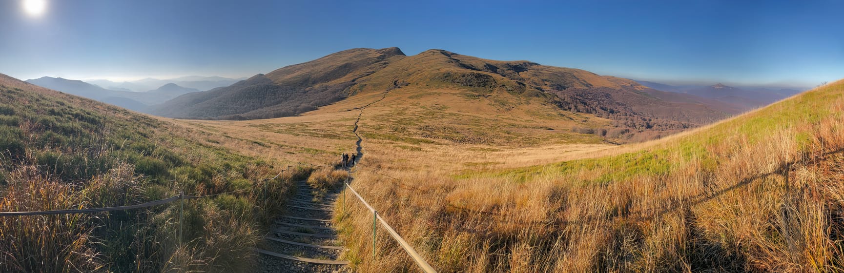 Les połoniny dorées de l’automne et le sentier vers la Tarnica et le Halicz.