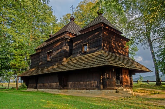 L’église de bois de Smolnik et ses trois toits en pavillon.