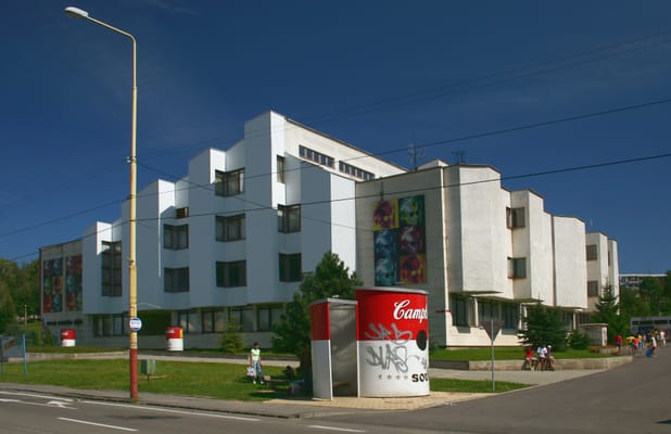 Le musée Andy Warhol de Medzilaborce et ses boîtes de soupe géantes, avant sa rénovation.