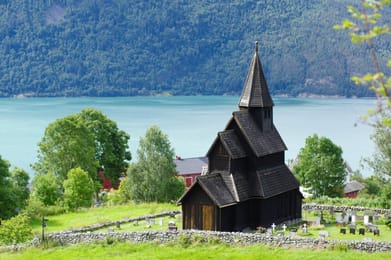 La iglesia de madera de Urnes sobre el Lustrafjord turquesa.