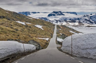 La carretera de Sognefjellet entre dos muros de nieve, en junio.