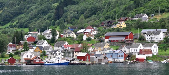 Las casas de colores de Undredal, a orillas del Aurlandsfjord.