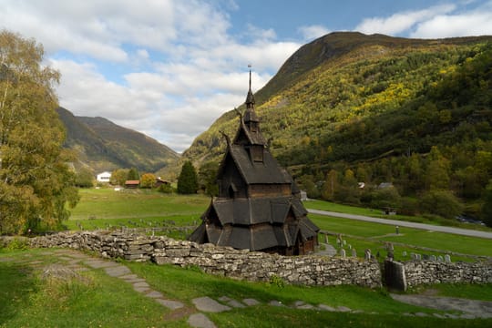 La iglesia de madera de Borgund y sus cabezas de dragón, al fondo de su valle verde.