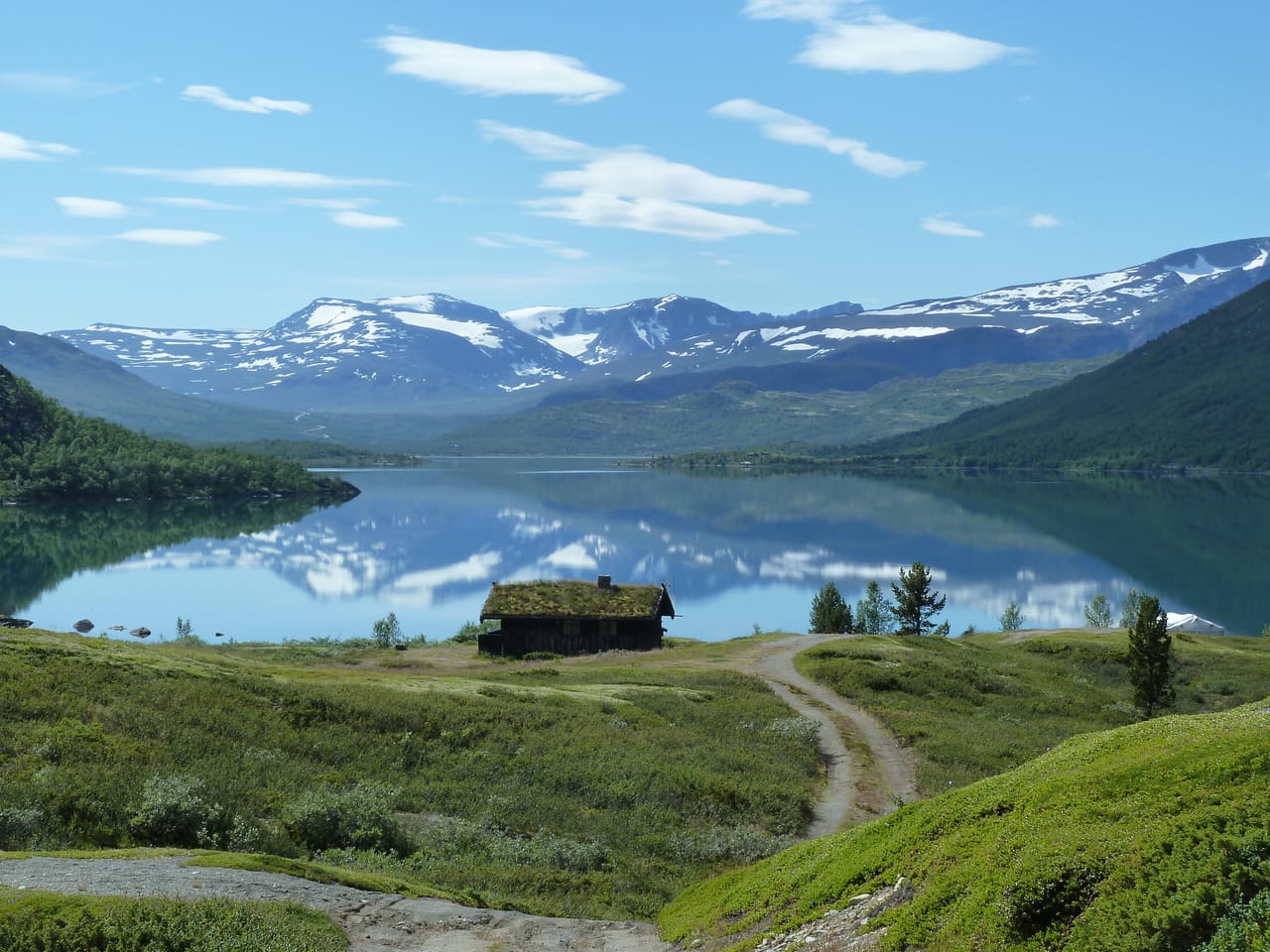 Las cumbres del Jotunheimen reflejadas en el Øvre Sjodalsvatnet.