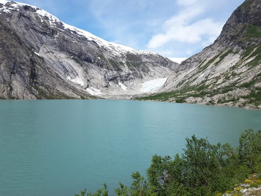 El glaciar de Nigardsbreen y su lago de deshielo.