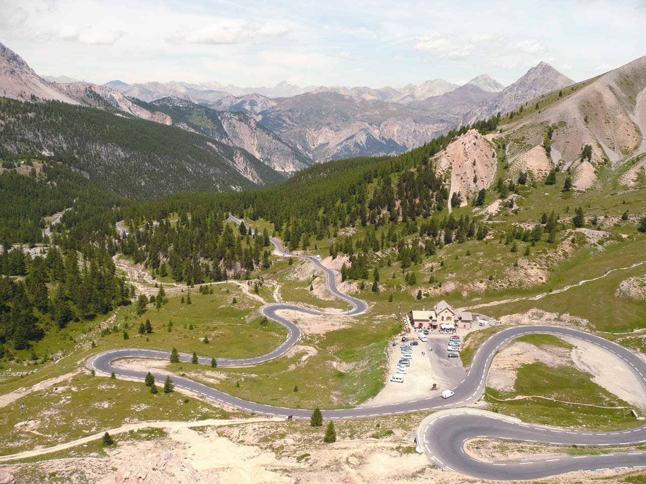 Le versant sud de l’Izoard et ses lacets.