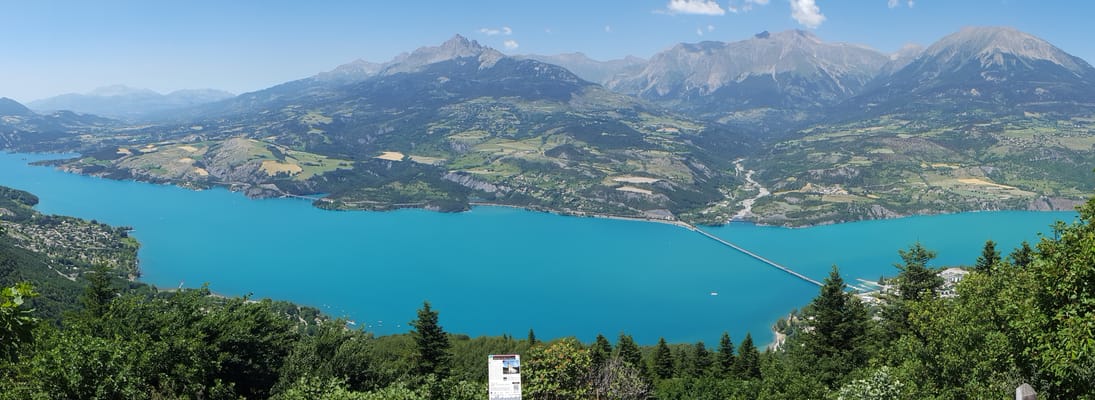 Le lac de Serre-Ponçon depuis le belvédère Pierre Arnoux.