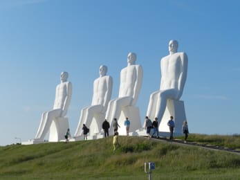 Mennesket ved Havet, les quatre hommes blancs d’Esbjerg face à la mer.