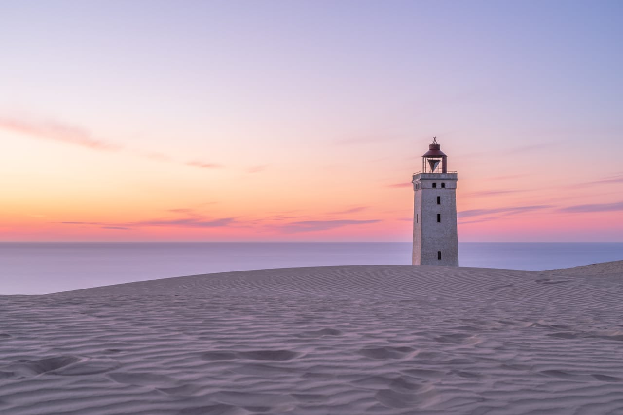 Le phare de Rubjerg Knude sur sa dune, au crépuscule, face à la mer du Nord.