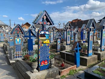 Les croix de bois peintes en bleu du cimetière Joyeux de Săpânța.