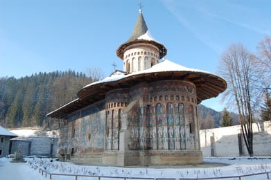 L’église peinte de Voroneț en hiver, sous la neige.