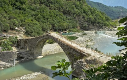 Le pont de Kadiu sur la Lengarica, à Bënja.