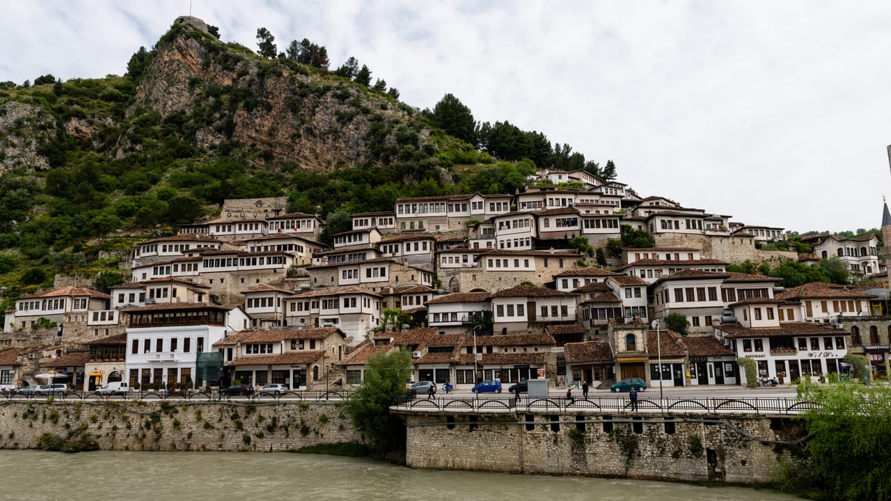 Les maisons aux mille fenêtres de Mangalem, à Berat, au-dessus de l’Osum.