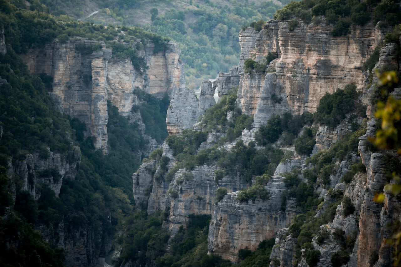 Les falaises du canyon de l’Osum, près de Çorovodë.