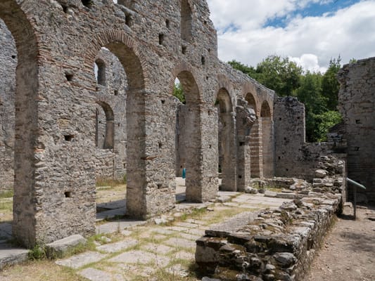 Les arcades de la Grande Basilique de Butrint.