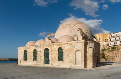La mosquée des Janissaires et ses coupoles, sur le port vénitien de La Canée.