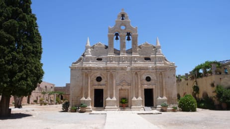 La façade de l’église du monastère d’Arkadi.