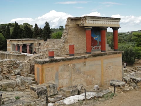Le portique nord de Knossos, ses colonnes rouges et la fresque du taureau.