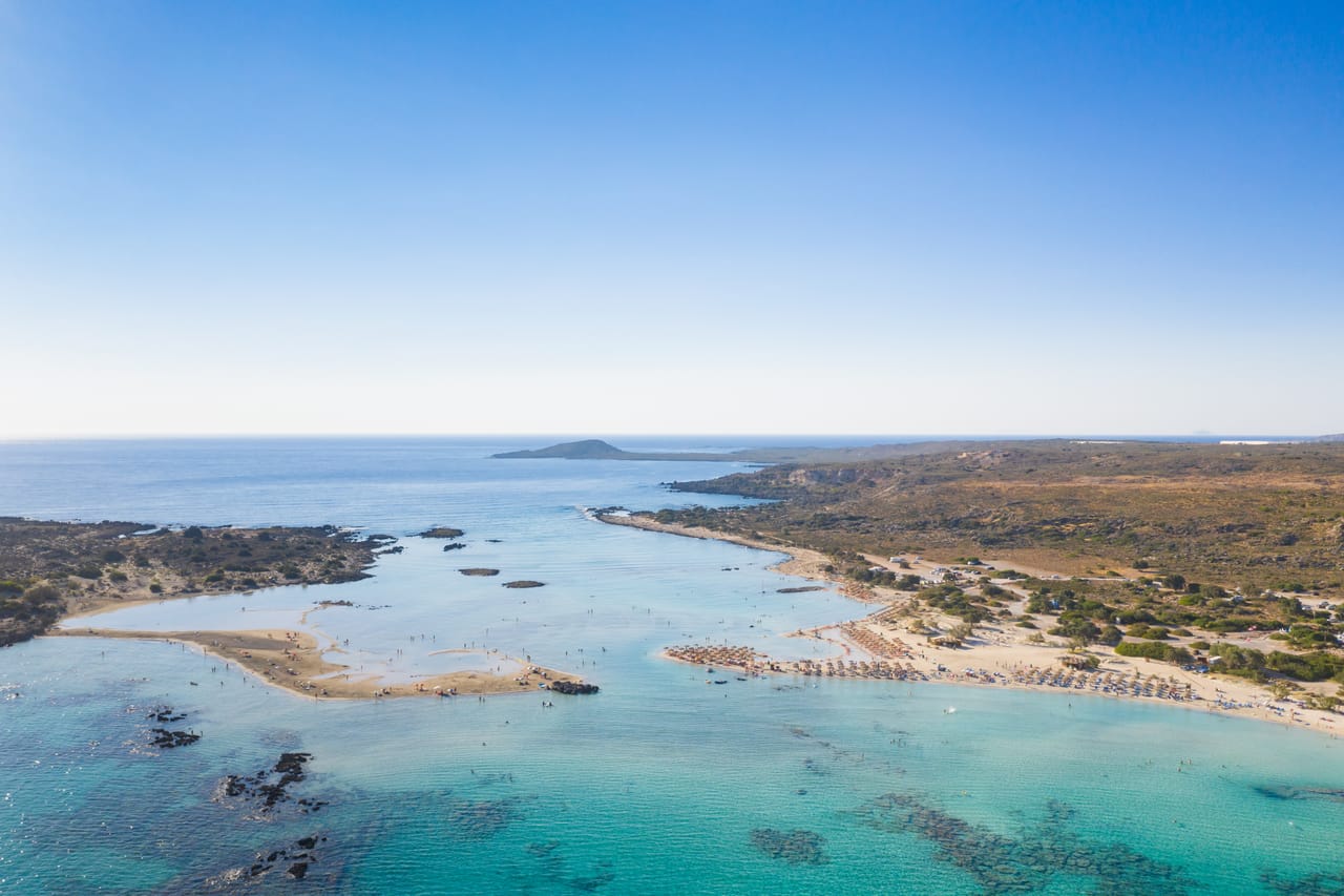Elafonissi vue du ciel : la lagune et les bancs de sable entre la côte et l’îlot.