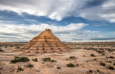 Une butte isolée au milieu du désert.