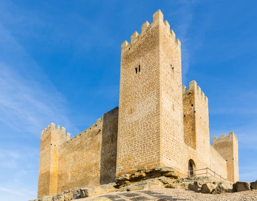 Le château de Sádaba, seul au-dessus du village.