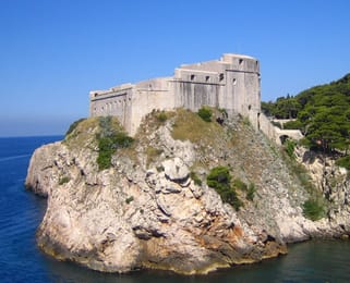 Le fort Lovrijenac sur son rocher, au-dessus de la mer.
