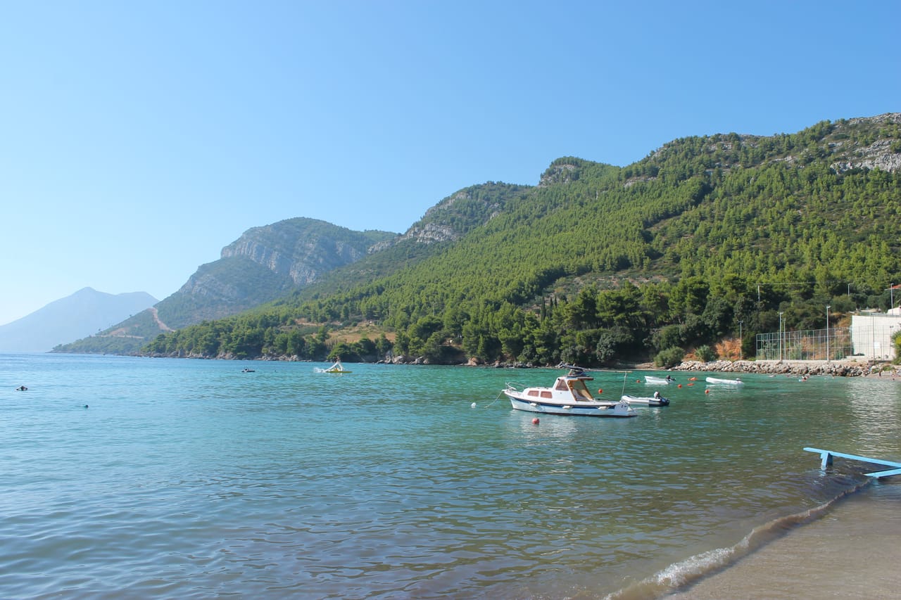La baie de Žuljana, son eau turquoise et ses montagnes couvertes de pins, sur la presqu’île de Pelješac.