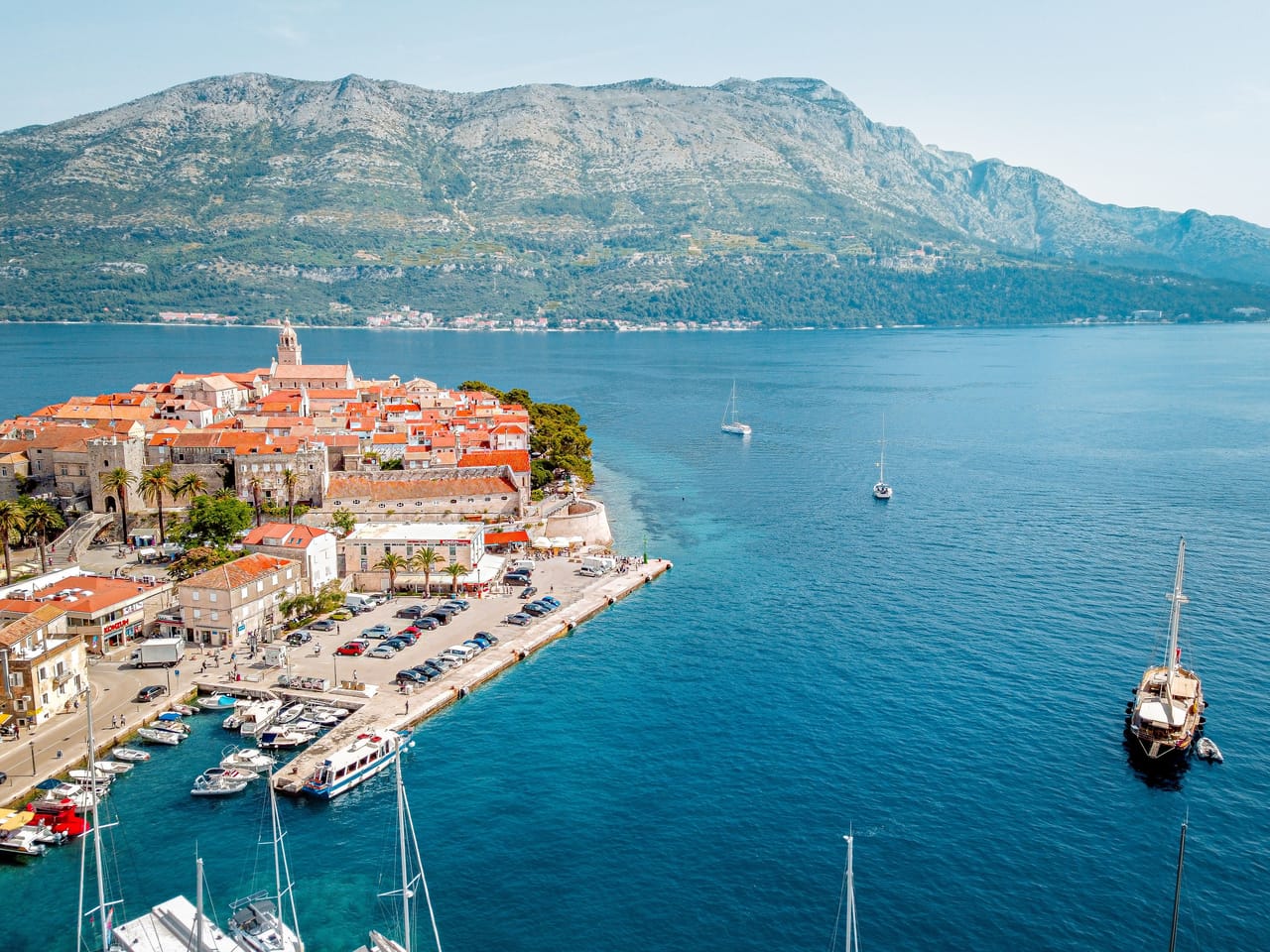 Korčula vue du ciel, face aux montagnes de Pelješac, de l’autre côté du canal.
