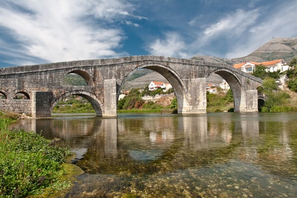 Le pont Arslanagić sur la Trebišnjica, à Trebinje.