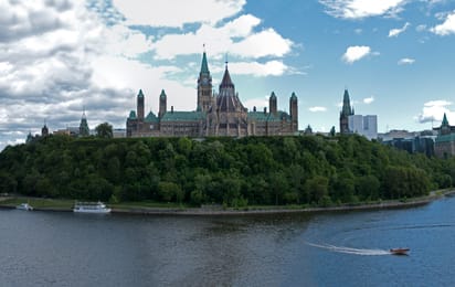 La colline du Parlement d’Ottawa au-dessus de la rivière des Outaouais.