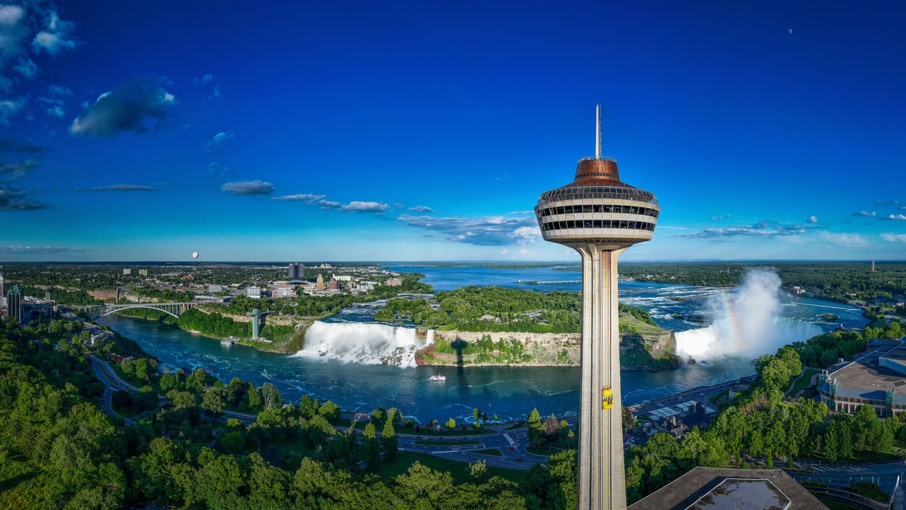 Les chutes du Niagara vues du ciel par un jour d’été, avec la tour Skylon.