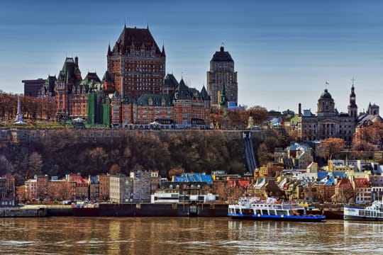 Le Château Frontenac sur le cap Diamant, au-dessus de la Basse-Ville et du Saint-Laurent.