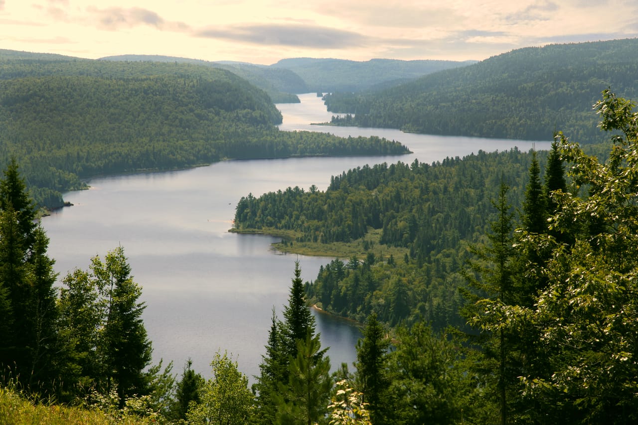 Le lac Wapizagonke entre les collines boisées du parc national de la Mauricie.