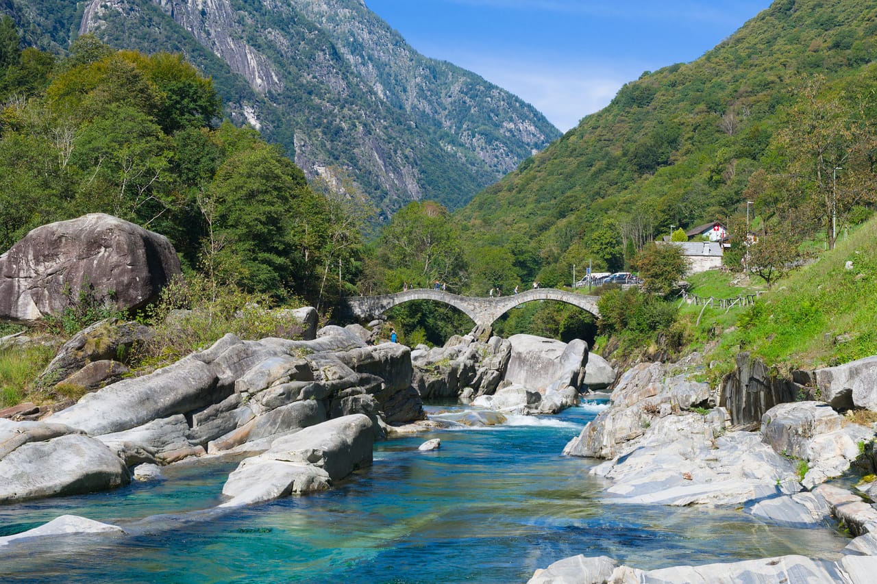 Le Ponte dei Salti à Lavertezzo, entre les rochers polis et l’eau turquoise de la Verzasca, au fond de sa vallée.