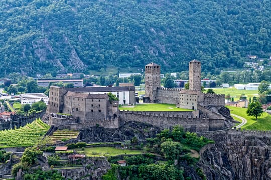 Castelgrande et ses deux tours sur leur rocher, au-dessus des toits de Bellinzone.