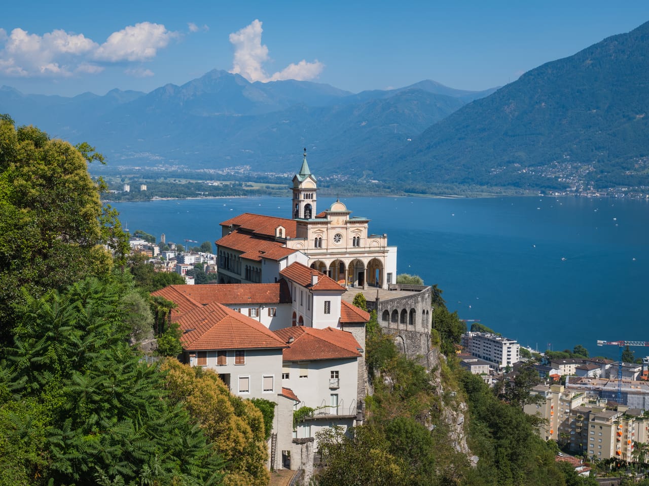 La Madonna del Sasso au-dessus de Locarno et du lac Majeur.