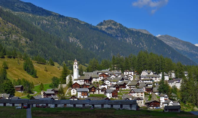 Bosco/Gurin, ses maisons de bois et son clocher blanc.