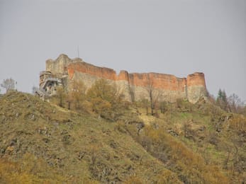 Les remparts de Poenari étirés sur la crête, au-dessus de la vallée de l’Argeș.