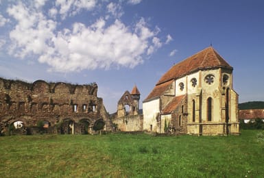 Les ruines de l’abbaye cistercienne de Cârța et son église gothique.
