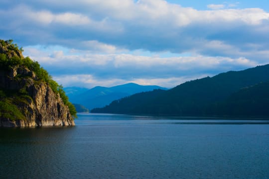 Le lac de Vidraru entre ses versants boisés, en amont du barrage.