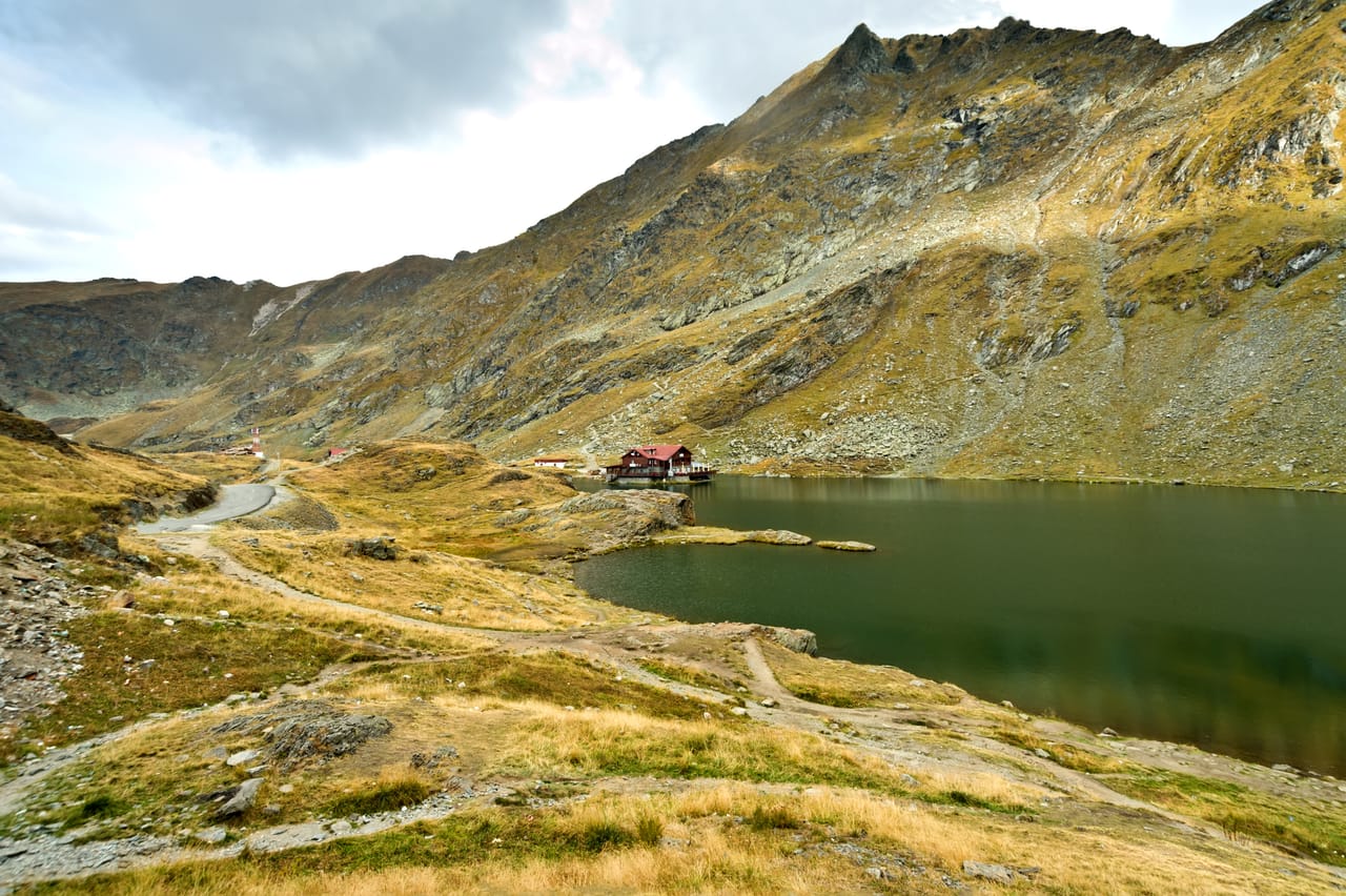 Le lac de Bâlea et son chalet au creux du cirque glaciaire des Făgăraș.