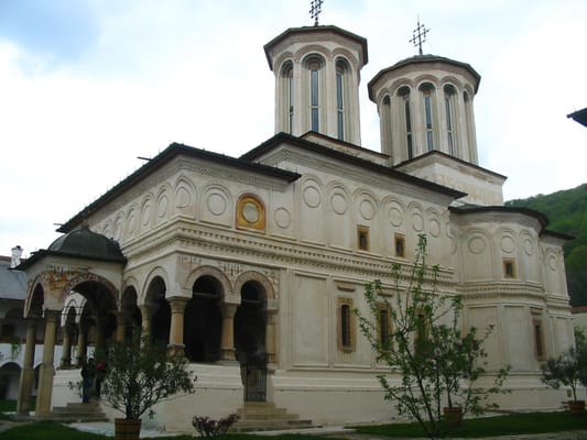 L’église du monastère de Horezu et son porche à colonnes.