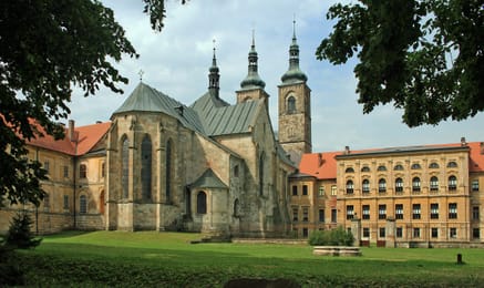 De abdijkerk en de barokke gebouwen van het klooster van Teplá.