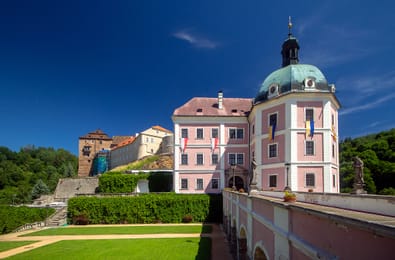 Het barokke kasteel van Bečov nad Teplou, onder zijn middeleeuwse donjon.