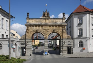 De monumentale poort van de brouwerij Pilsner Urquell in Plzeň.