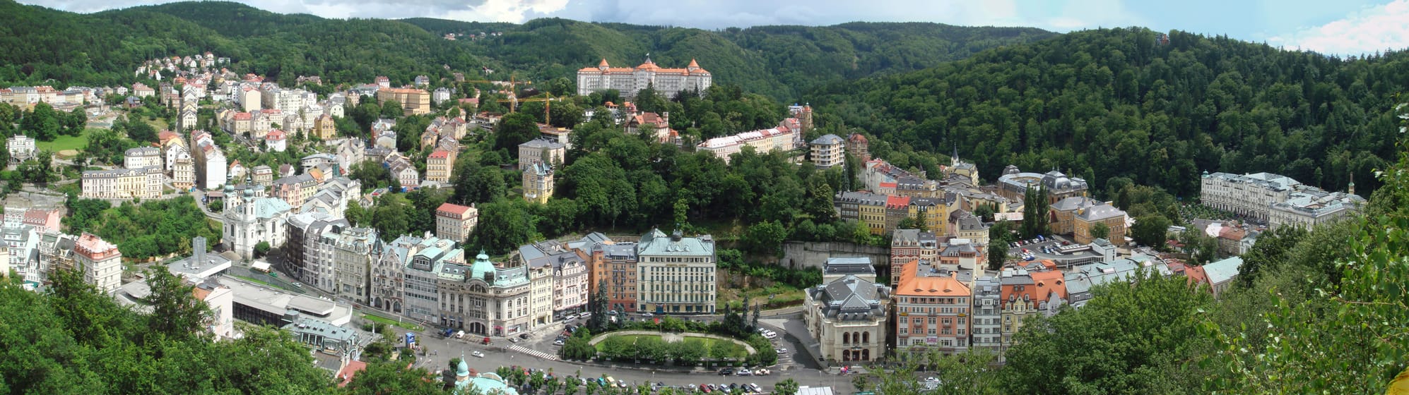 Karlovy Vary in zijn beboste dal, met de kuurhuizen langs de Teplá.