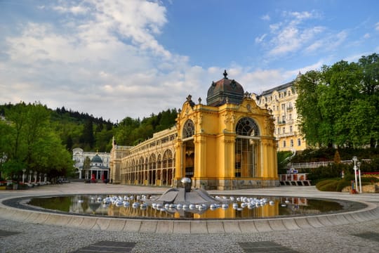 De gietijzeren kolonnade van Mariánské Lázně en de zingende fontein.