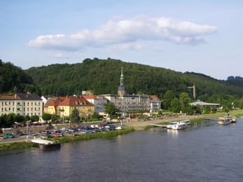 Bad Schandau vue depuis l’Elbe, entre les collines boisées.