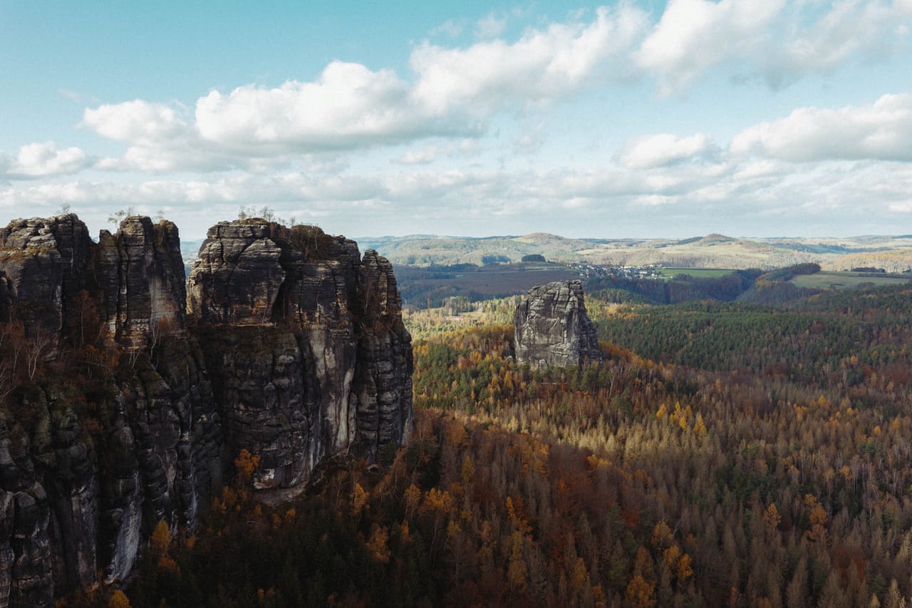 Les aiguilles de grès de la Suisse saxonne au-dessus des forêts d’automne.