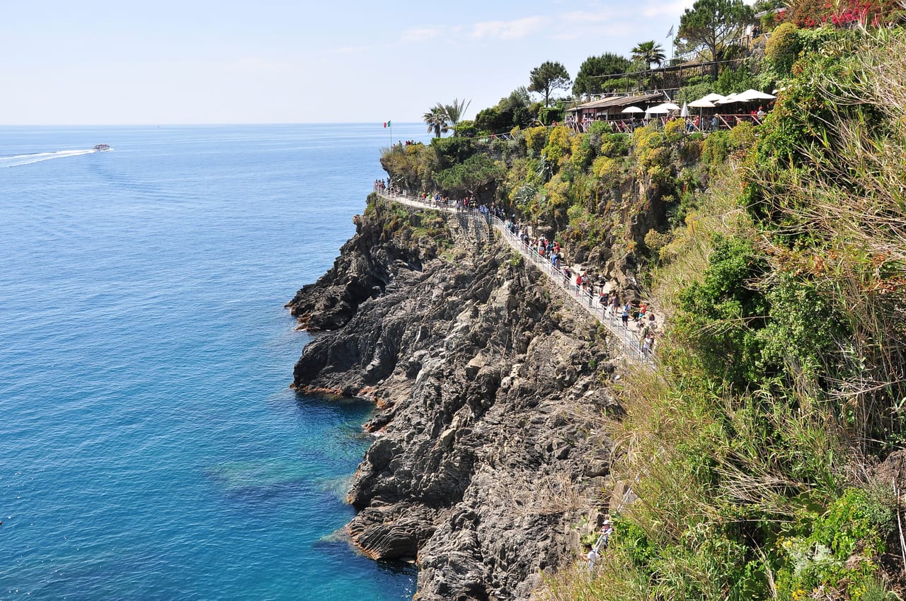 Un sentier en corniche à Manarola, accroché à la falaise au-dessus de la mer.